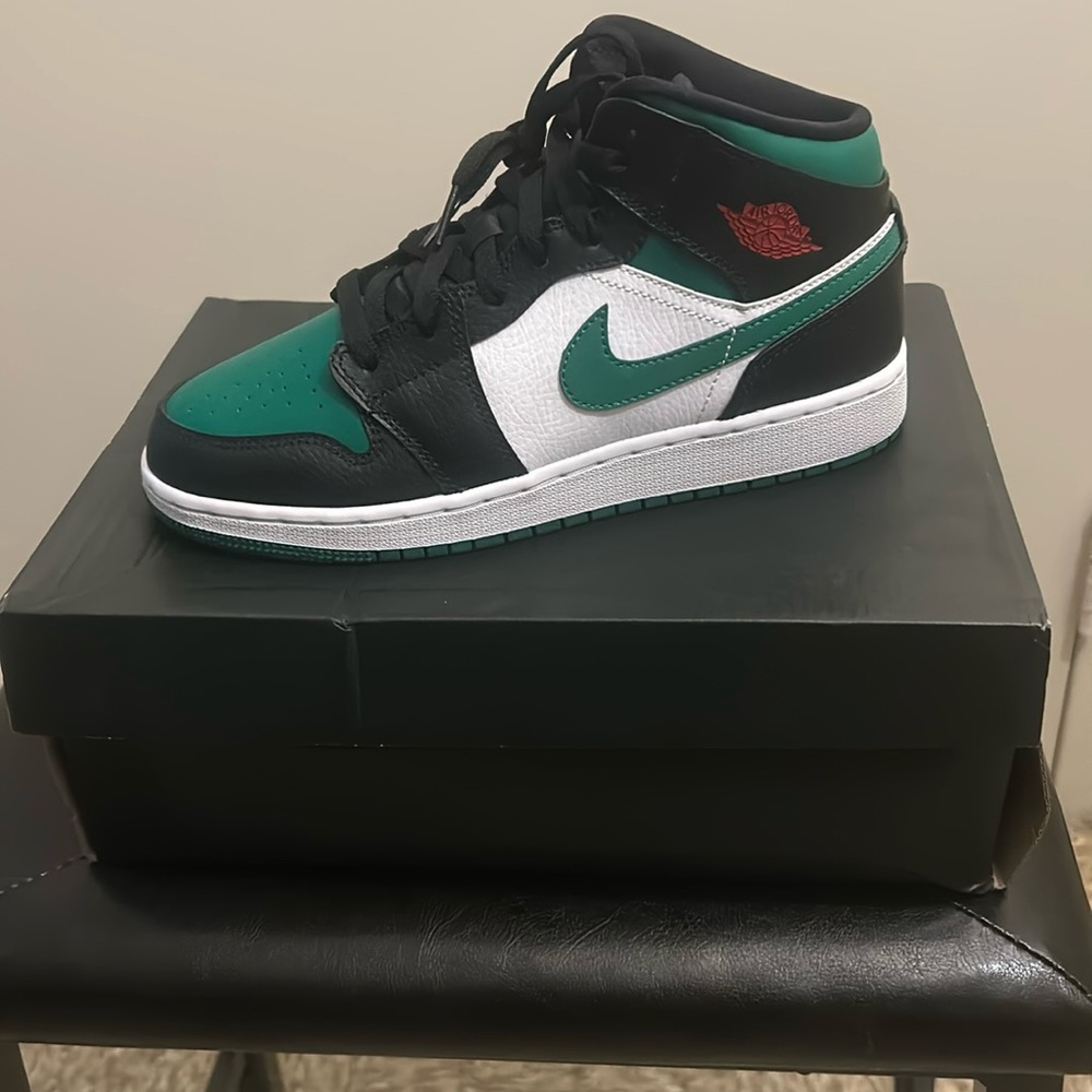 Jordan 1s mid Brand new